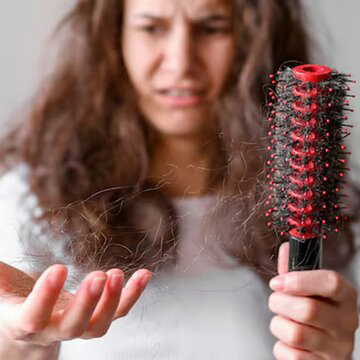 सर्दियों में क्यों ज्यादा झड़ने लगते हैं बाल? क्या है इसके पीछे का कारण?