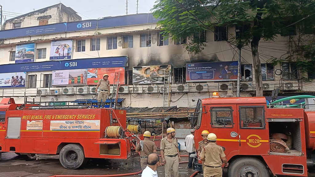 ढाकुरिया के राष्ट्रीय बैंक में भयानक आग, भारी नुकसान की आशंका, 6 दमकल गाड़ियां पहुंची