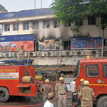 ढाकुरिया के राष्ट्रीय बैंक में भयानक आग, भारी नुकसान की आशंका, 6 दमकल गाड़ियां पहुंची
