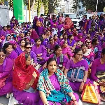 बजट में हुई घोषणा से खुश नहीं हैं आशा कर्मी, स्वास्थ्य भवन के सामने विरोध-प्रदर्शन