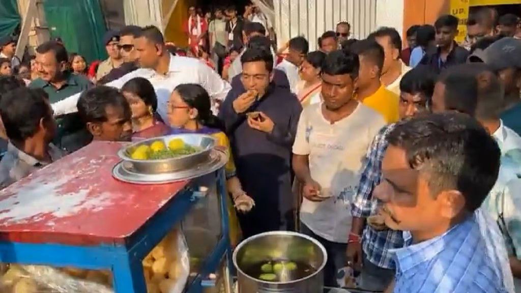 दुर्गापूजा के मंडप में बेटी के साथ अभिषेक ने खाया फुचका