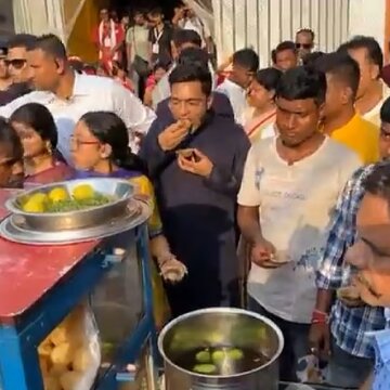 दुर्गापूजा के मंडप में बेटी के साथ अभिषेक ने खाया फुचका