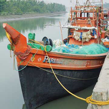 जल सीमा का उल्लंघन: 3 दिनों में 3 बांग्लादेशी ट्रॉलर जब्त, 79 नागरिक गिरफ्तार