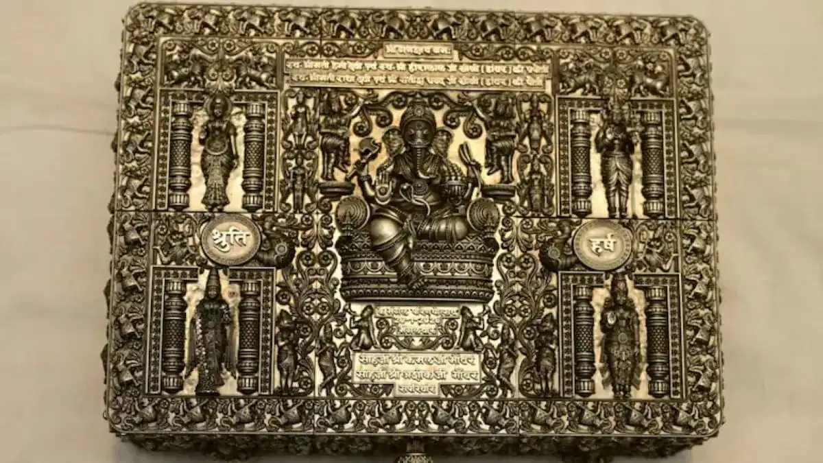 राजस्थानः 25 लाख का शादी कार्ड: 3 किलो चांदी में विराजे 65 देवता, जयपुर के पिता ने लाडली की शादी के लिए तैयार किया 'अजूबा'