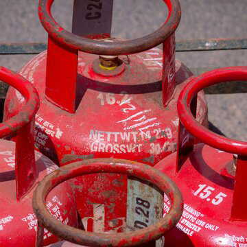 रसोई का बजट बिगड़ा: घरेलू और कमर्शियल दोनों गैस सिलेंडर महंगे