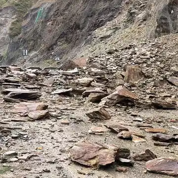 Jammu and Kashmir : भूस्खलन की वजह से जम्मू-कश्मीर राष्ट्रीय राजमार्ग बंद, यातायात बुरी तरह से प्रभावित