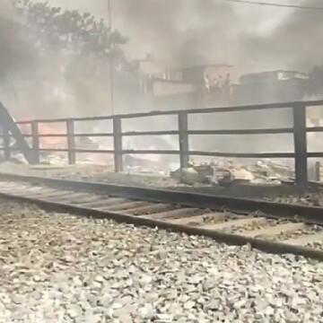 संतोषपुर अग्निकांड: 100 से अधिक झोपड़ियां राख, सियालदह–बजबज रेल सेवा ठप