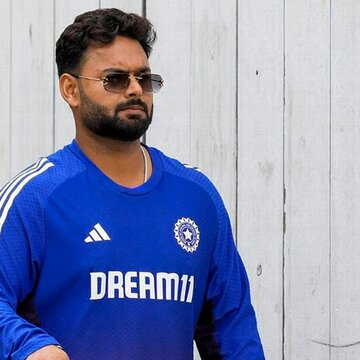 रोहित, विराट के बाद ऋषभ पंत ने मचाया तहलका, 10 चौके-छक्कों के दम पर कूट डाले 70 रन