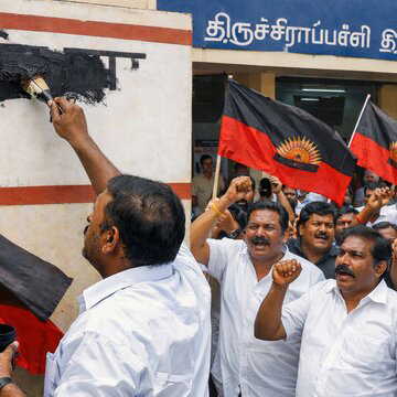 तमिलनाडु में फिर भड़का ‘हिंदी थोपने’ का विवाद, डीएमके कार्यकर्ताओं ने रेलवे दफ्तर में साइनबोर्ड पर पोता काला रंग