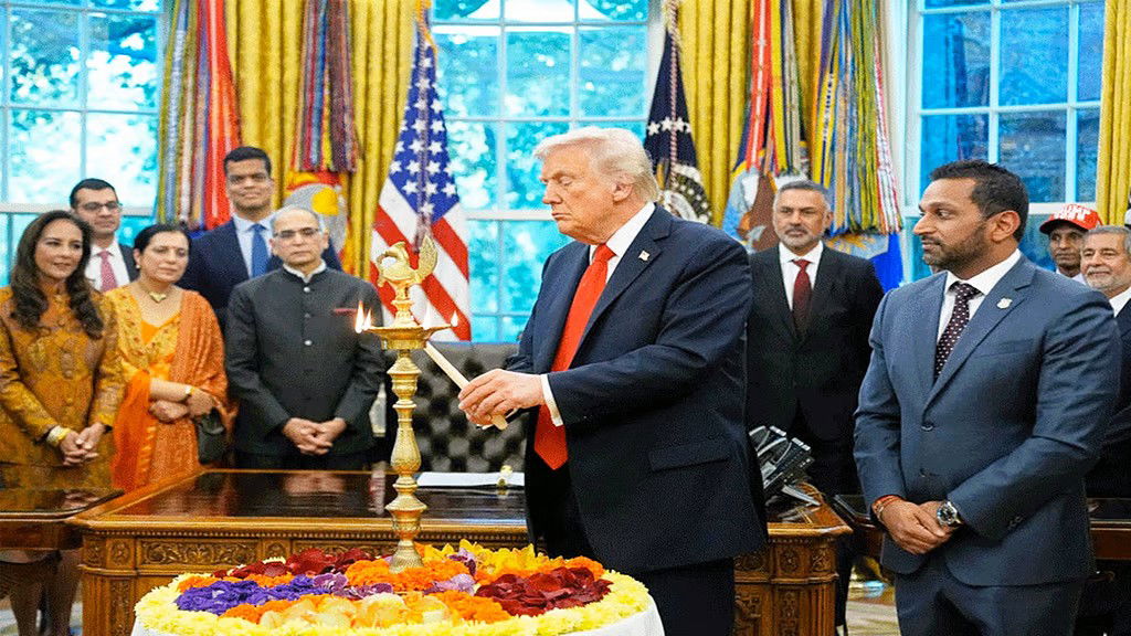 व्हाइट हाउस में ट्रंप की दीपावली, उत्सव से कहीं ज्यादा चर्चा में आई अमेरिकी राष्ट्रपति की 'गलती'