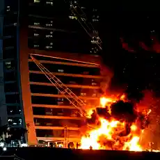 लगातार विस्फोटों से कांपे दुबई-अबू धाबी, होर्मुज़ में डूब रहा टैंकर! जल उठा पूरा पश्चिम एशिया