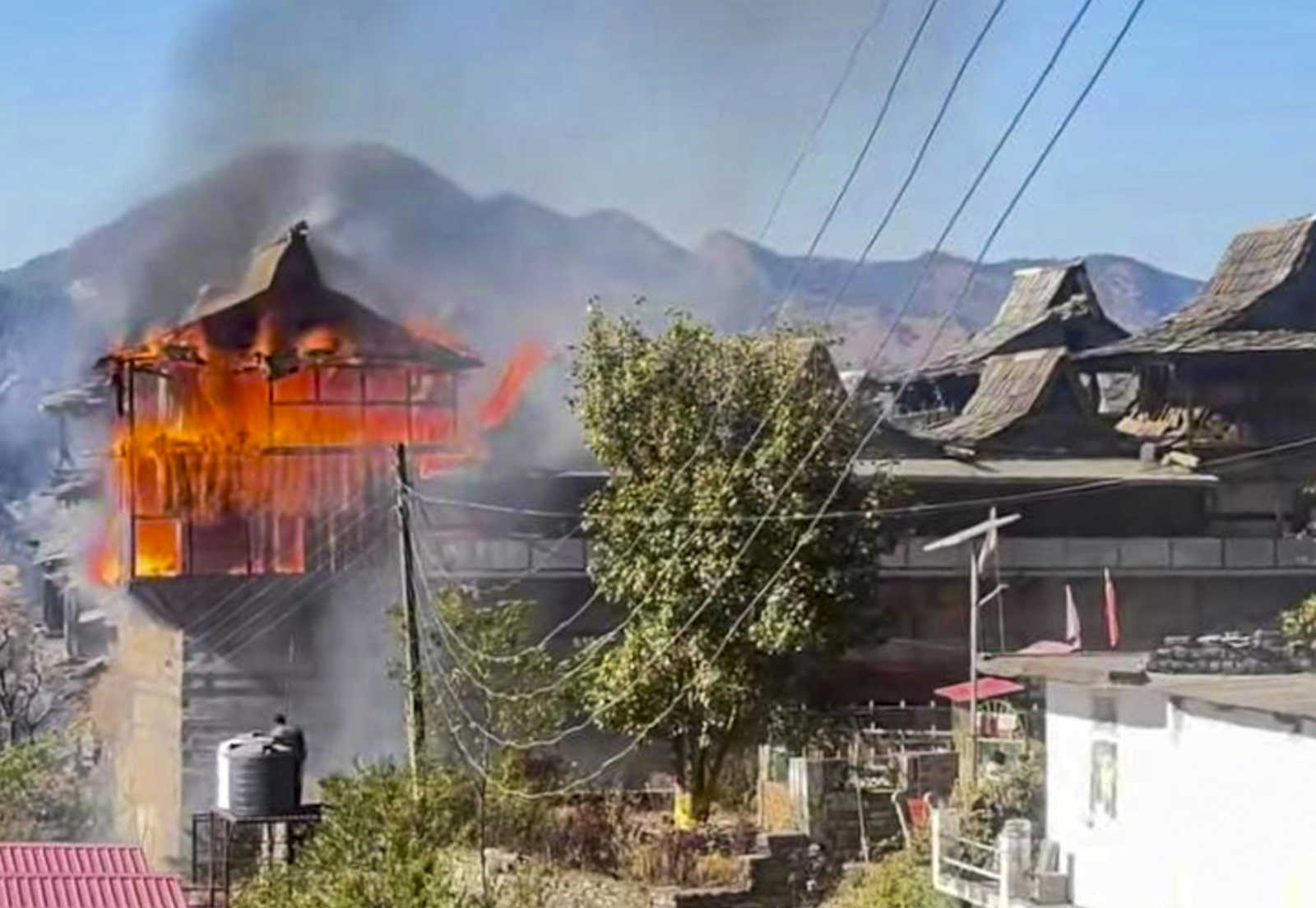 हिमाचल: जुंगा का 200 साल पुराना महल आग में जलकर नष्ट