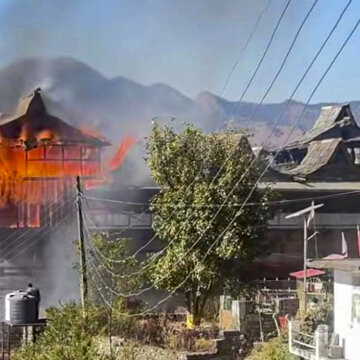 हिमाचल: जुंगा का 200 साल पुराना महल आग में जलकर नष्ट