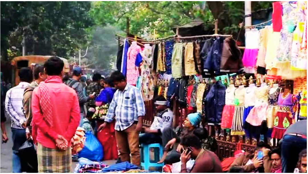 हावड़ा के मंगलाहाट में दुर्गा पूजा से ठीक पहले बारिश के कारण व्यापारियों को भारी नुकसान