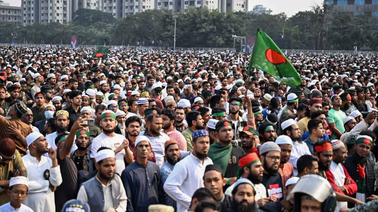 बांग्लादेश में चटगांव में भारतीय वीज़ा आवेदन अनिश्चितकाल के लिए निलंबित, दिल्ली में बांग्लादेश हाई कमीशन की सुरक्षा बढ़ी