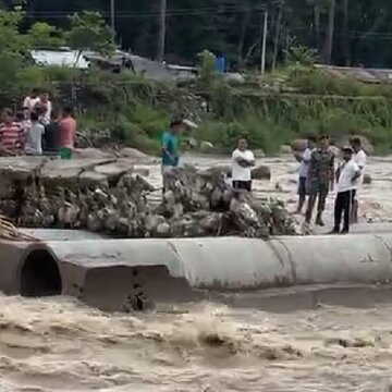रातभर हुई बारिश में बह गया सिलीगुड़ी-मिरीक को जोड़ने वाला दुधिया सेतु, बंद है गाड़ियों की आवाजाही