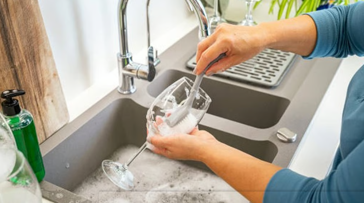 कांच के बर्तनों पर पड़े जिद्दी दाग-धब्बों से पाएं छुटकारा! जानें ये घरेलू नुस्खे