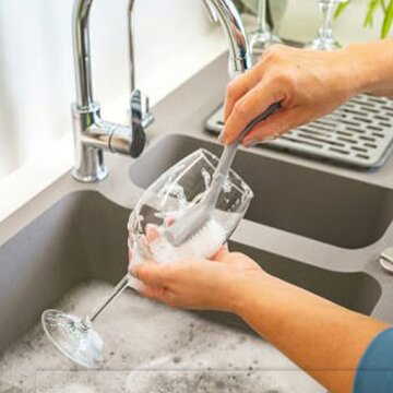 कांच के बर्तनों पर पड़े जिद्दी दाग-धब्बों से पाएं छुटकारा! जानें ये घरेलू नुस्खे