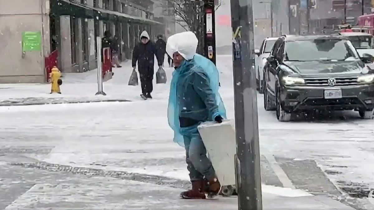 अमेरिका में बर्फीले तूफान का कहर, करीब 9 हजार उड़ानें रद्द, कई इलाकों में अलर्ट