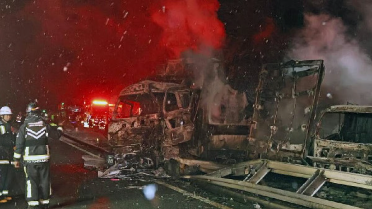 बर्फबारी में जापान का एक्सप्रेसवे बना मौत का जाल, 50 गाड़ियां टकराईं, 1 की मौत, 26 घायल