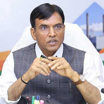 खेल मंत्री ने फुटबॉल क्लबों को दी चेतावनी, राष्ट्रीय टीम को खिलाड़ी नहीं देने वाले क्लबों पर होगी कार्रवाई