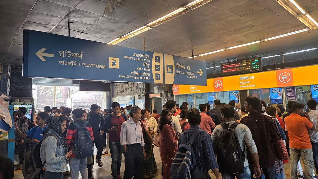 फिर से ब्लू लाइन मेट्रो में समस्या, यात्री परेशान