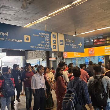 फिर से ब्लू लाइन मेट्रो में समस्या, यात्री परेशान