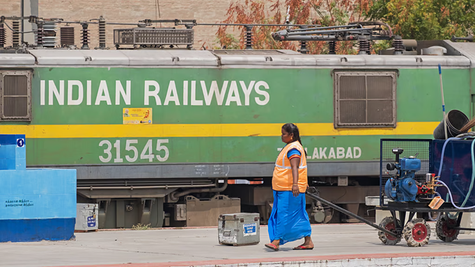 बढ़ रहा है चेन खींचकर ट्रेन रोकने का ट्रेंड : पूर्व रेलवे ने अपनाया सख्त रवैया - होगी कानूनी कार्रवाई