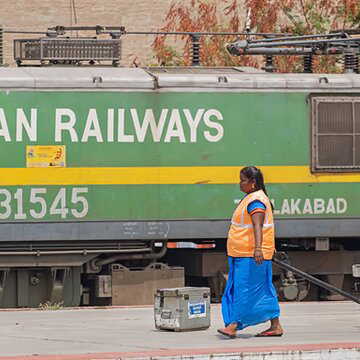 बढ़ रहा है चेन खींचकर ट्रेन रोकने का ट्रेंड : पूर्व रेलवे ने अपनाया सख्त रवैया - होगी कानूनी कार्रवाई