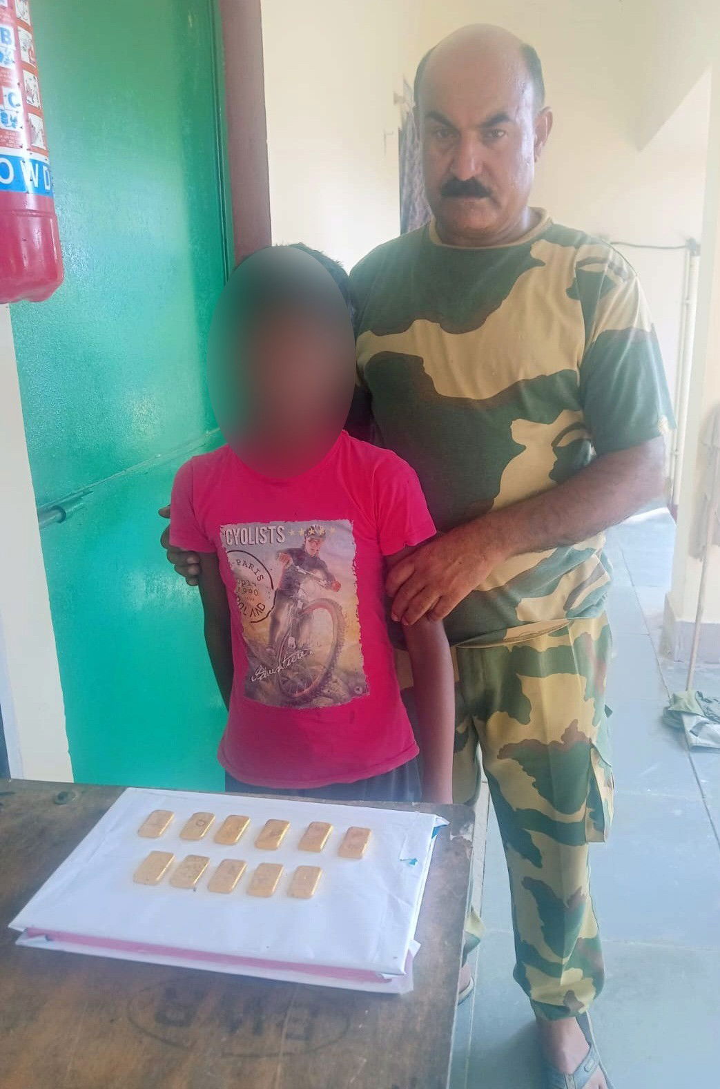 बीएसएफ ने बॉर्डर से पकड़ा डेढ़ करोड़ के सोने का बिस्कुट, भारतीय नाबालिक गिरफ्तार