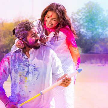 शादी के बाद पहली होली ? भूलकर भी यह काम न करें, लक्ष्मी जी हो जाएंगी नाराज