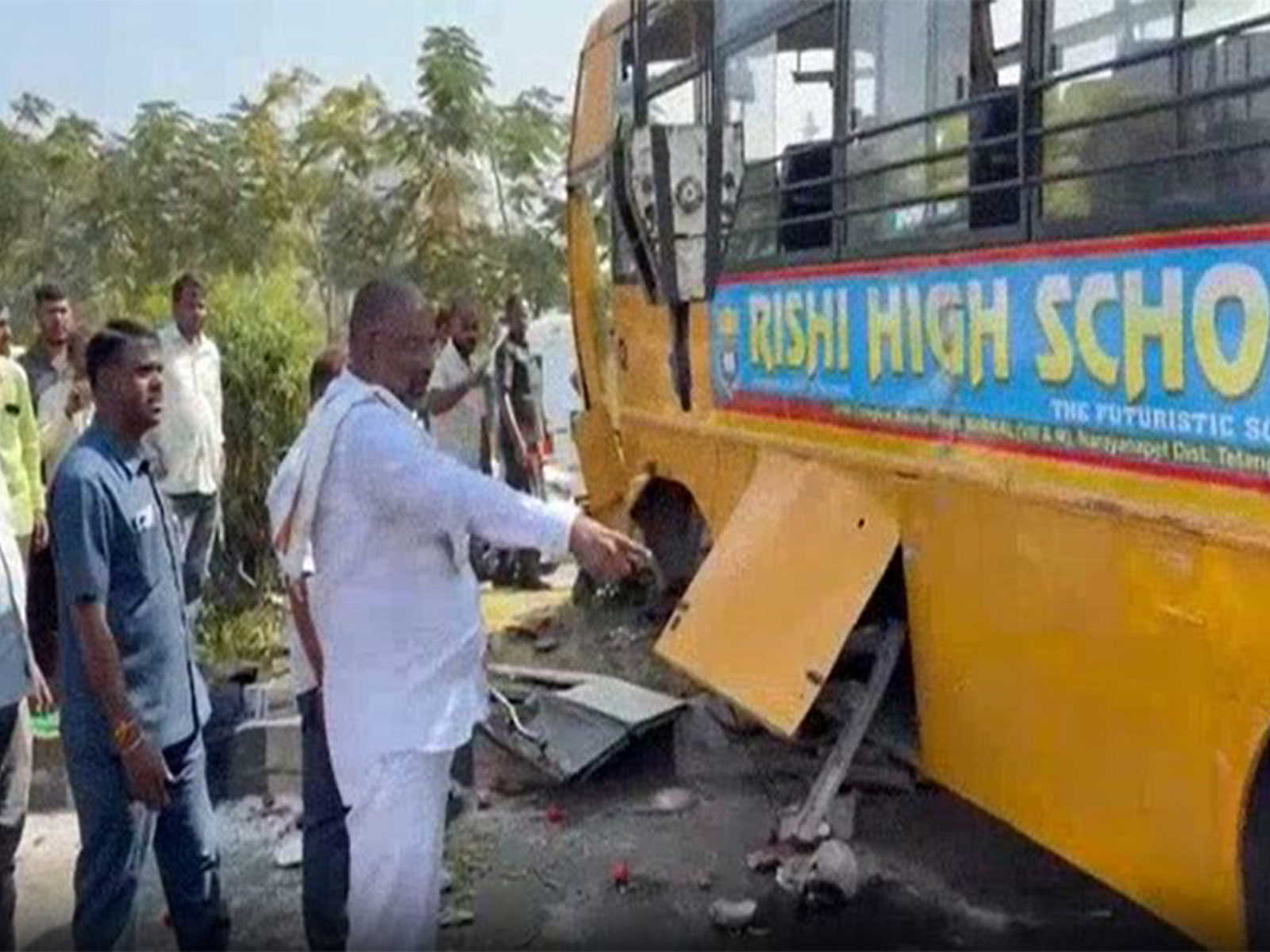 तेलंगाना के महबूबनगर में स्कूल पिकनिक, बस पलटने से कई छात्र घायल