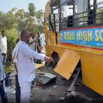 तेलंगाना के महबूबनगर में स्कूल पिकनिक, बस पलटने से कई छात्र घायल