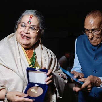 विचार मंच के समारोह में ऊषा ऊथुप को लाइफटाइम अचीवमेंट अवॉर्ड