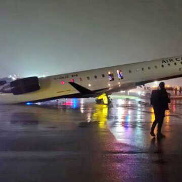 न्यूयॉर्क के ला गार्डिया हवाई अड्डे पर खड़े दमकल ट्रक से एयर कनाडा के विमान की टक्कर, कई घायल