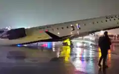 न्यूयॉर्क के ला गार्डिया हवाई अड्डे पर खड़े दमकल ट्रक से एयर कनाडा के विमान की टक्कर, कई घायल