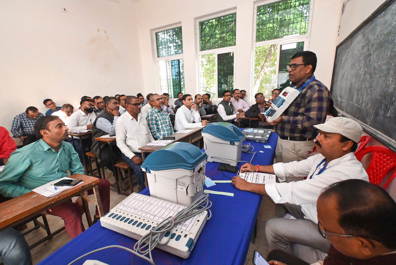 बिहार चुनाव 2025: शुरुआती रुझान में NDA की बढ़त, महागठबंधन पीछे