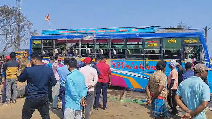 ओवरटेक करने के चक्कर में हुआ हादसा! यात्रीवाही बस पलटने से 1 की मौत, कई घायल