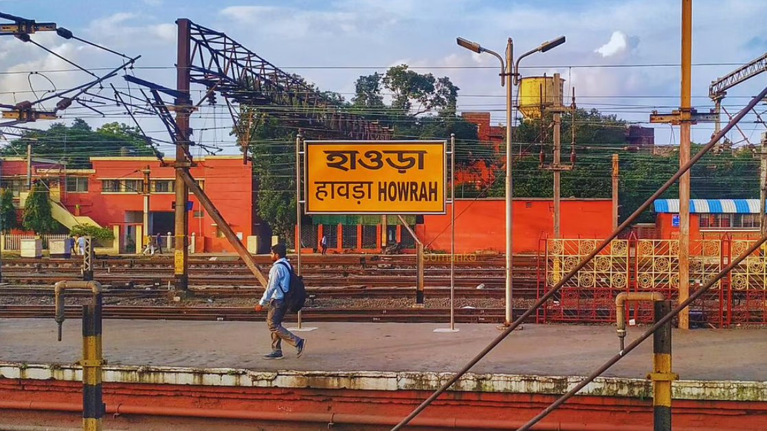 हावड़ा स्टेशन पर खड़ी ट्रेन में यात्री से करोड़ों के गहनों की लुट, सुरक्षा व्यवस्था पर उठे सवाल