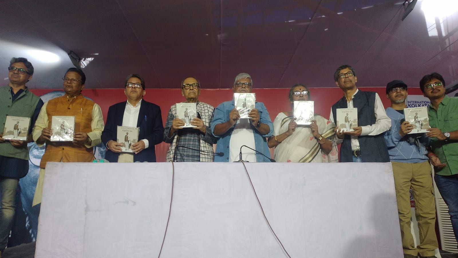 पुस्तक मेले में ‘बंगाली मन’ का विमोचन, बंगाली समाज और उसकी मानसिक संरचना पर आलापन बंद्योपाध्याय की नयी किताब