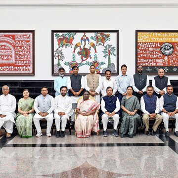 राष्ट्रपति मुर्मू ने पश्चिम बंगाल, तमिलनाडु समेत कई राज्यों के सांसदों के साथ किया नाश्ता