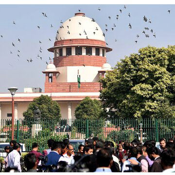 सुप्रीम कोर्ट में सुनवाई के दौरान प्रधान न्यायाधीश की ओर जूता फेंकने का प्रयास