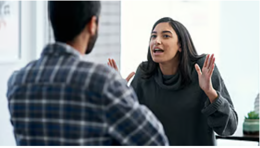 चाहे जितनी नाराजगी हो, अनबन हो, ये 4 बातें भूलकर भी साथी को न कहें