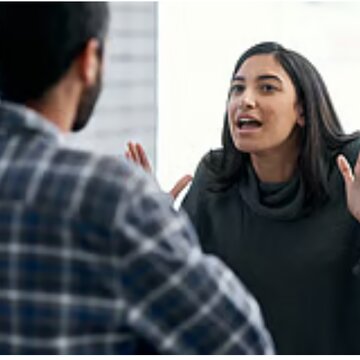 चाहे जितनी नाराजगी हो, अनबन हो, ये 4 बातें भूलकर भी साथी को न कहें