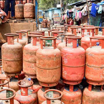 उज्जवला योजना के लाभार्थियों को बड़ा झटका! अब साल में सिर्फ 4 सिलेंडर पर ही मिलेगी सब्सिडी