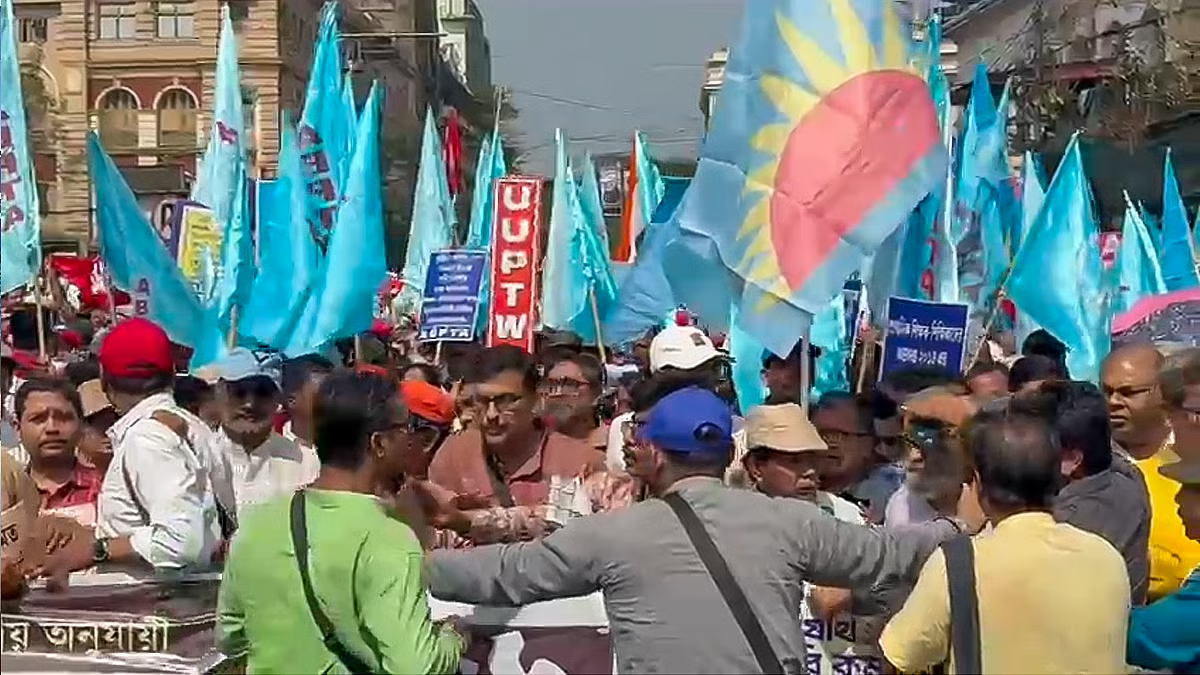 DA का भुगतान करने की मांग लेकर सड़कों पर उतरे सरकारी कर्मचारी,धर्मतला जाम