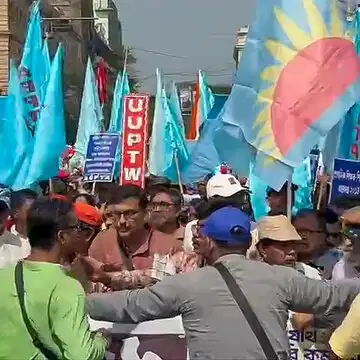 DA का भुगतान करने की मांग लेकर सड़कों पर उतरे सरकारी कर्मचारी,धर्मतला जाम