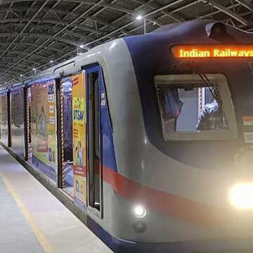 मेट्रो के सामने कूदकर आत्महत्या का प्रयास, ब्लू लाइन पर मेट्रो सेवाएं प्रभावित