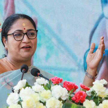 दिल्ली की CM रेखा गुप्ता का एक्शन मोड, कहीं से भी किताबें-यूनिफॉर्म खरीद सकते हैं अभिभावक