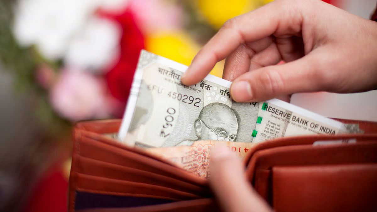 पर्स में रखें पीले कपड़े की छोटी गठरी, पैसे गिनते-गिनते थक जाएंगे